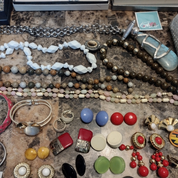 Jewelry Lot Necklaces, Bracelets, Earrings - Picture 6 of 8